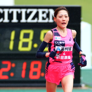 大阪女子マラソンで前田穂南（天満屋）が19年ぶりに日本記録を更新。3枚目のパリ五輪チケットをほぼ確実にした（写真：西村尚己/アフロスポーツ）