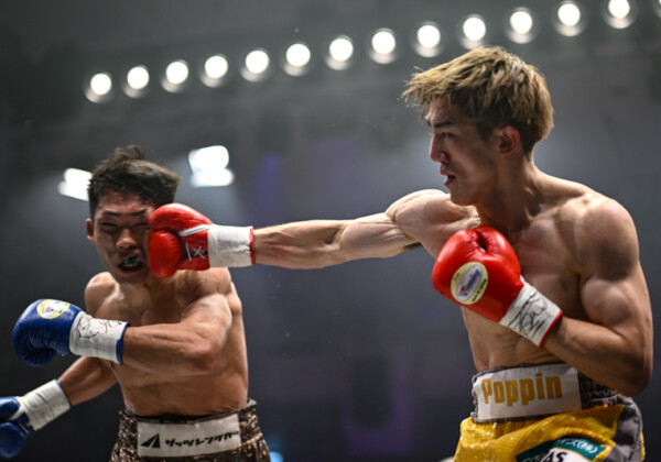 井上浩樹（右）が永田大士を4ラウンドに追い詰めるも拳を痛めて失速し判定負け（写真・山口裕朗）