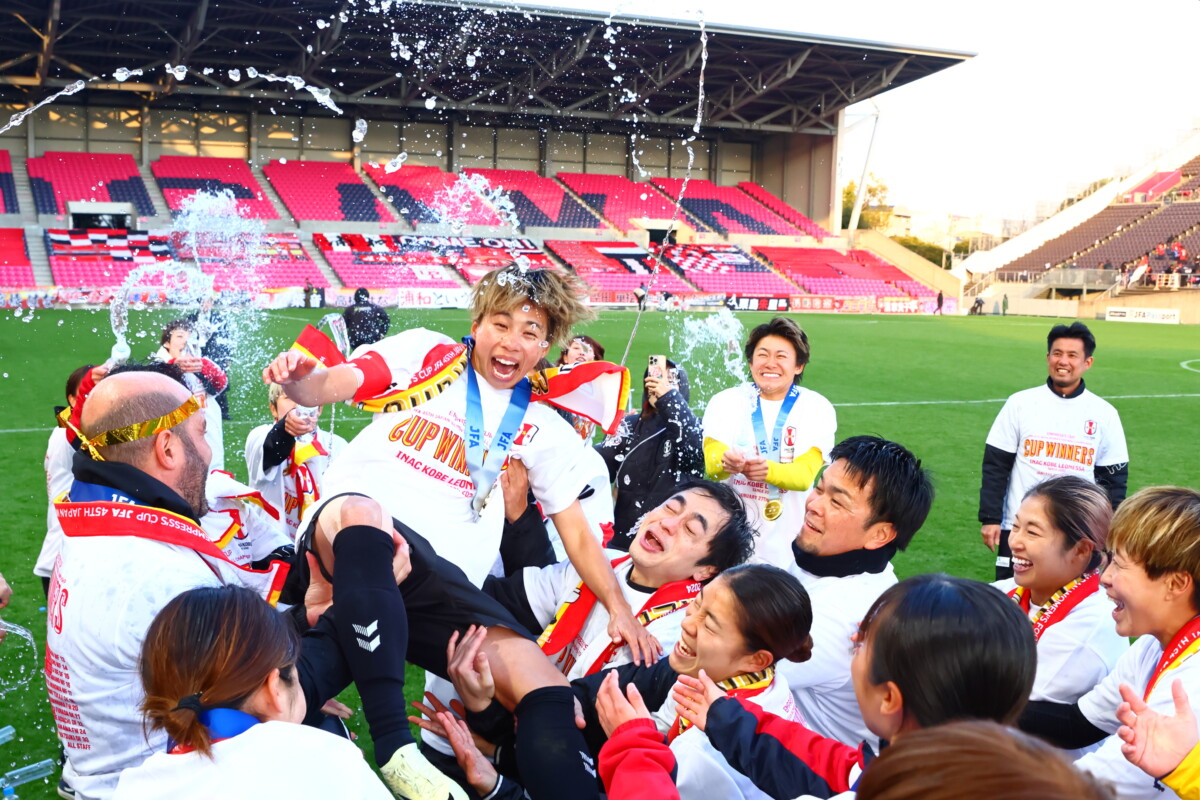 1月の全日本女子サッカー皇后杯で優勝した名門のINAC神戸が電撃“身売り”。なでしこジャパンが国立での北朝鮮戦に臨む2日前のタイミングに衝撃が走った（写真・西村尚己/アフロスポーツ）