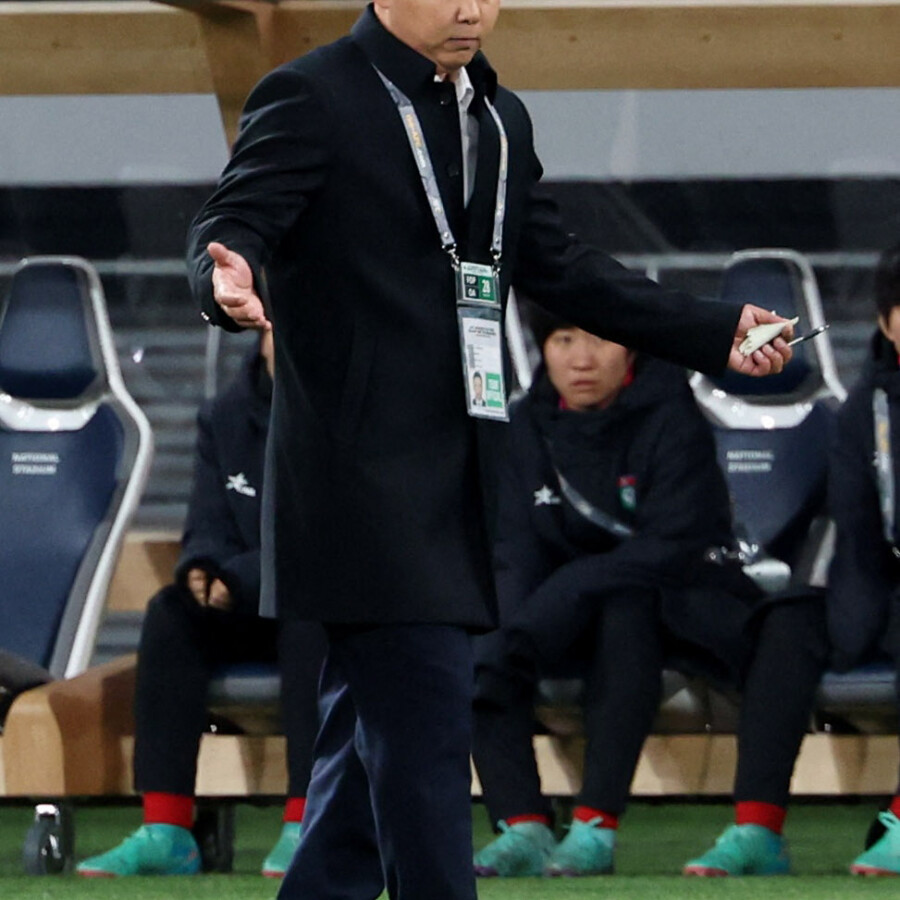 なでしこジャパンに1－2で敗れた北朝鮮のリ・ユイル監督は公式会見で激怒ののち号泣した（写真・ロイター/アフロ）