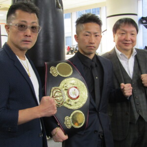 左から真吾トレーナー、WBA王者の井上拓真、大橋会長