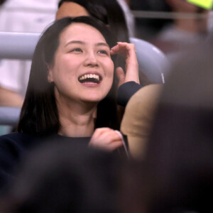 エキシビションゲームで妻の田中真美子さんはVIP席ではなく一般席から観戦し大谷を見守った（写真・アフロ）