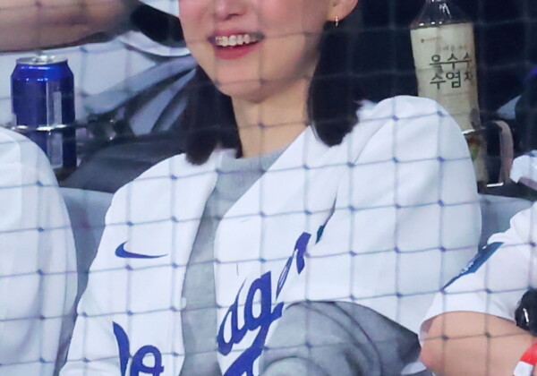 韓米英の世界のメディアが開幕戦の大谷翔平を応援する妻の田中真美子さんに注目（写真：西村尚己/アフロスポーツ）
