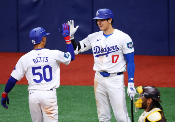 ベッツ（左）が水谷通訳が解雇となった大谷翔平のメンタルを危惧（写真：西村尚己/アフロスポーツ）