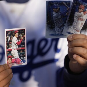 人気の高い大谷の野球カード。ファンはそこへのサインを求める（写真・AP/アフロ）