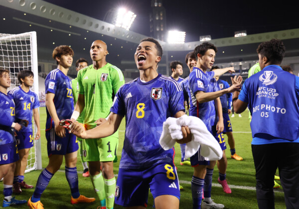 U-23日本代表がイラクに2－0で勝利してパリ五輪出場を決める。ボランチの藤田譲瑠チマが駆けつけてくれたサポーターに雄叫びをあげた（写真：長田洋平/アフロスポーツ）