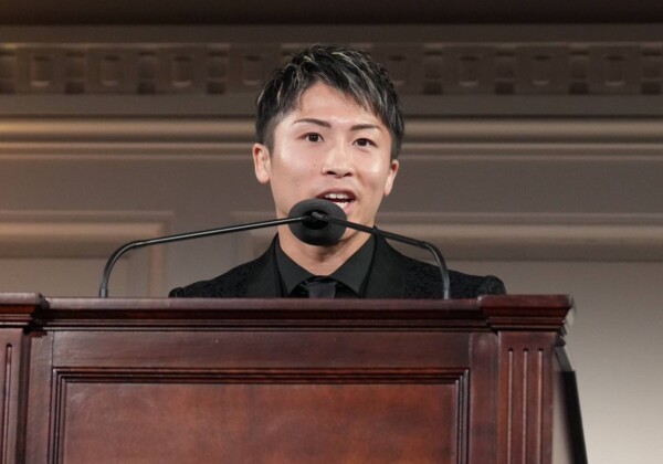 全米ボクシング記者協会の表彰式でスピーチをした井上尚弥(写真提供・大橋ジム）