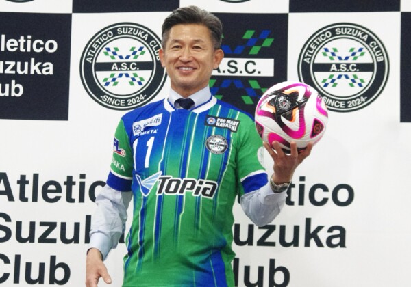 57歳の三浦知良が国立競技場でJFLのアトレチコ鈴鹿への入団を発表した