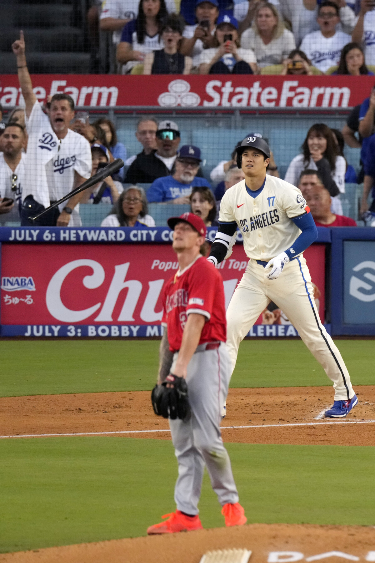 「シティコネクトユニホーム」の大谷翔平が3試合連続の特大の23号2ランを放つ（写真・AP/アフロ）