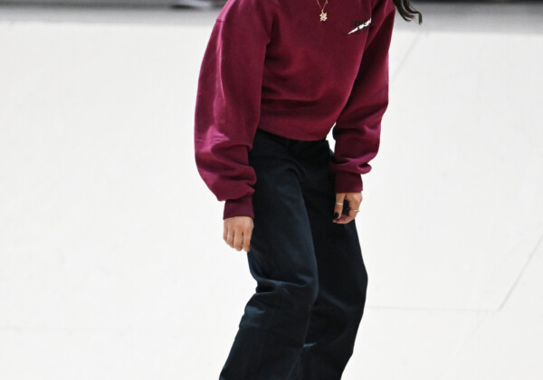 パリ五輪の女子スケードボード（ストリート）の金メダル候補ライッサ・レアウらが送迎バスを来ずスケボーで選手村へ帰る（写真：松尾/アフロスポーツ）