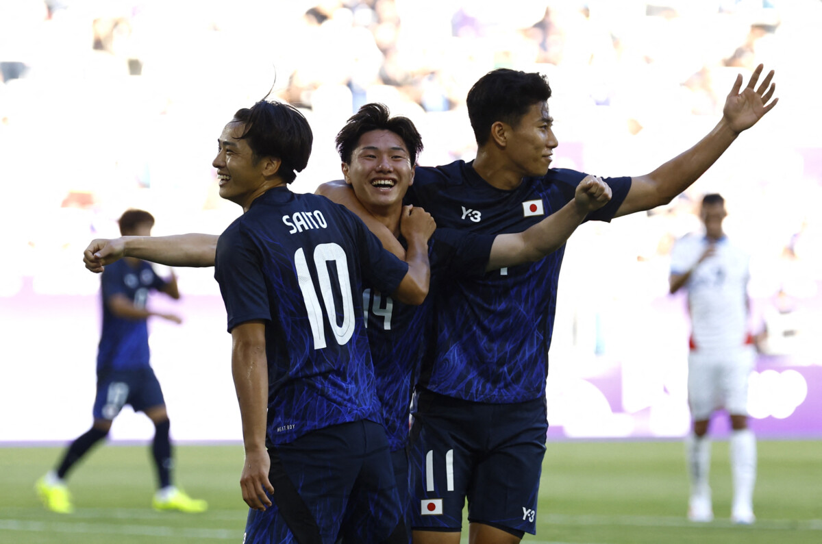 パリ五輪の開幕戦でパラグアイから先制ゴールを決めた三戸（中）。日本は5－0の大勝発進した（写真・ロイター/アフロ）