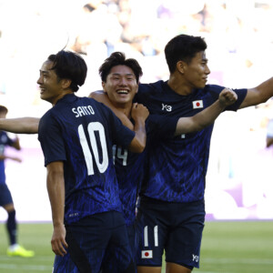 パリ五輪の開幕戦でパラグアイから先制ゴールを決めた三戸（中）。日本は5－0の大勝発進した（写真・ロイター/アフロ）