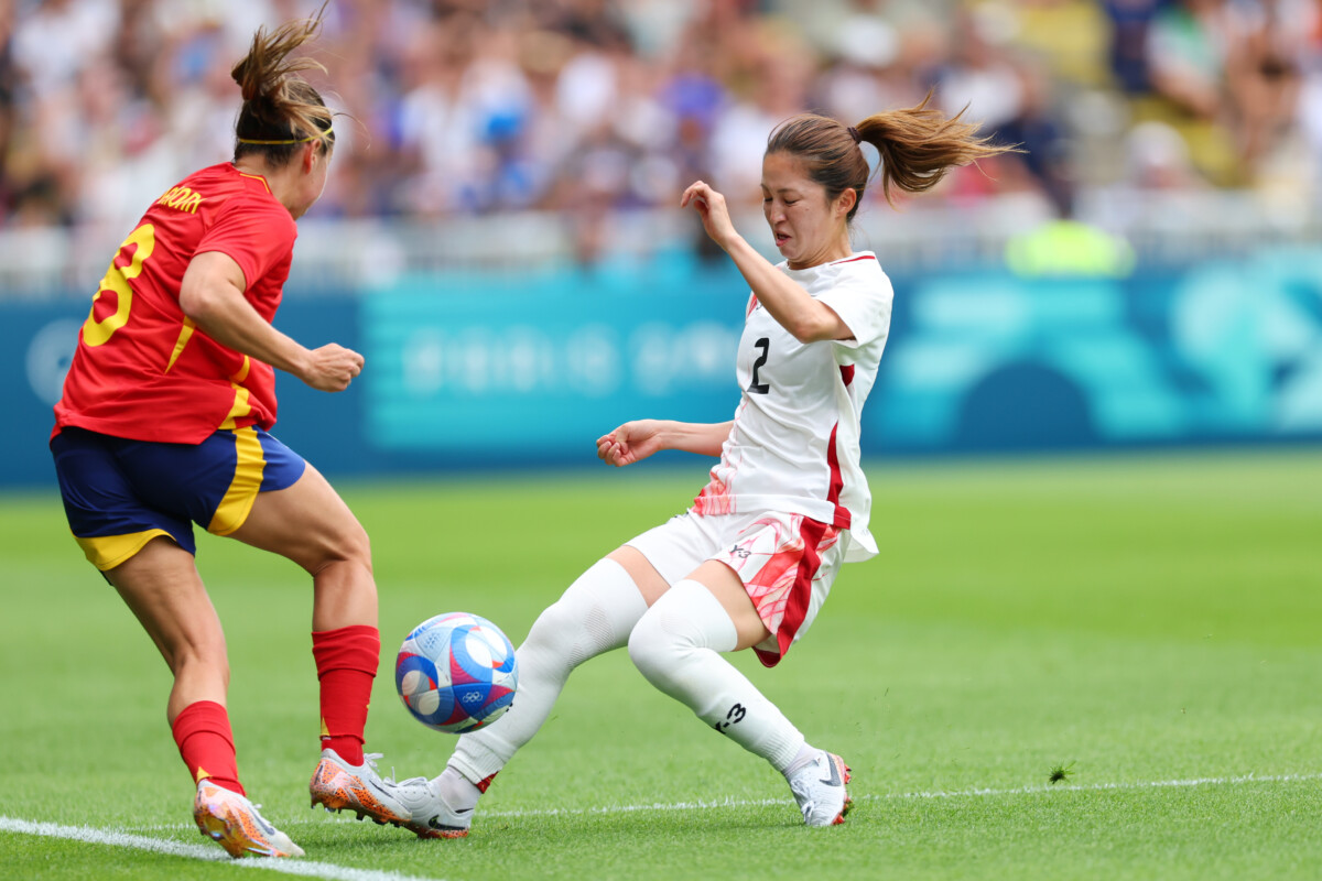 日本はスペインに逆転負け。清水梨紗は右ヒザを痛めて途中で退いた（写真：森田直樹/アフロスポーツ）