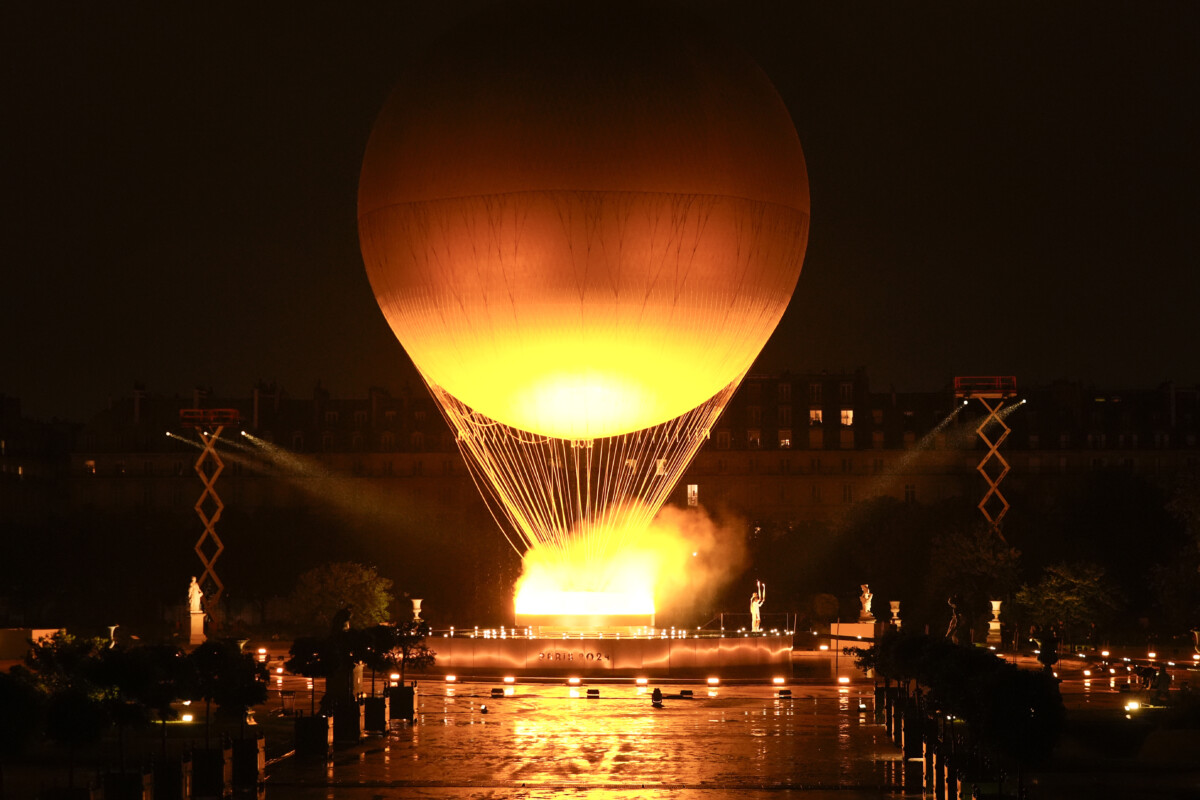 パリの夜に舞い上がった気球型の聖火台はとても幻想的だった（写真・AP/アフロ）