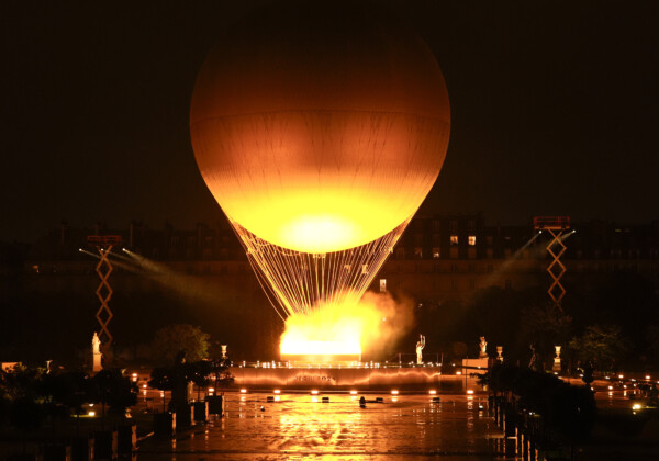パリの夜に舞い上がった気球型の聖火台はとても幻想的だった（写真・AP/アフロ）