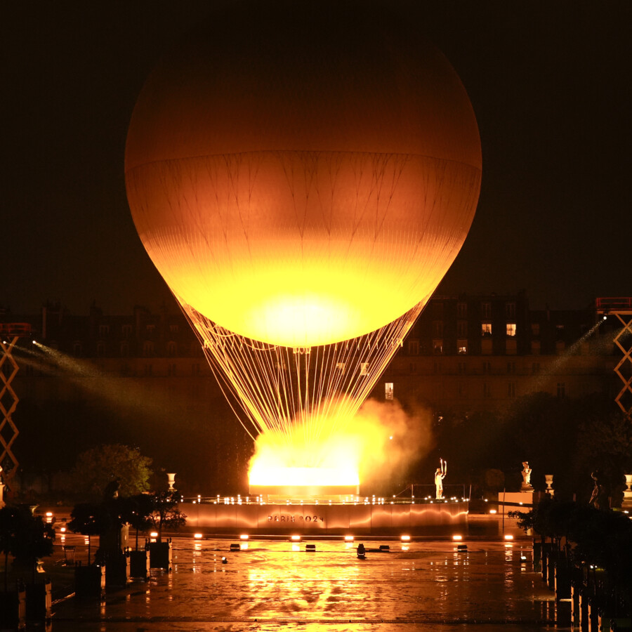パリの夜に舞い上がった気球型の聖火台はとても幻想的だった（写真・AP/アフロ）