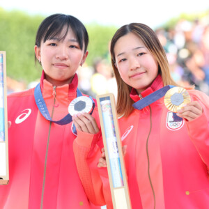 女子スケートボード（ストリート）で金メダルの吉沢恋（右）と銀メダルの赤間凛音（左）（写真：USA TODAY Sports/ロイター/アフロ）