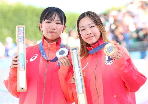 女子スケートボード（ストリート）で金メダルの吉沢恋（右）と銀メダルの赤間凛音（左）（写真：USA TODAY Sports/ロイター/アフロ）