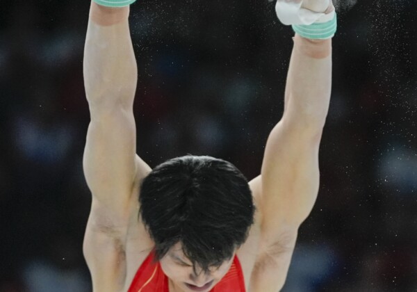 男子体操団体の鉄棒で2度落下した中国の蘇煒徳に批判が殺到している（写真・AP/アフロ）