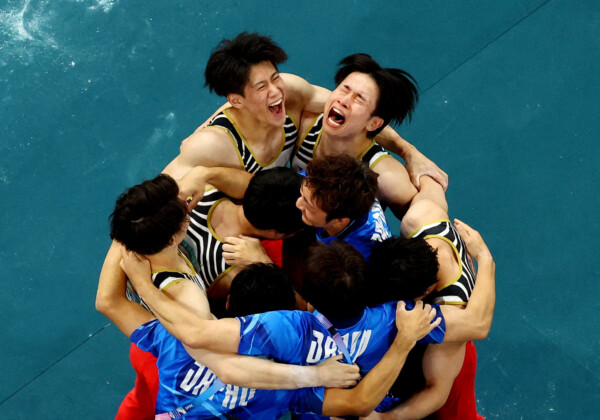 パリ五輪体操男子団体で日本が最終種目の鉄棒で大逆転の金メダル（写真・ロイター/アフロ）