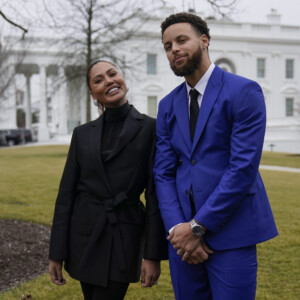 パリ五輪で金メダルを獲得したNBAスターのカリーと妻のアイーシャさん。決勝戦の観戦後に地元警察とトラブった（写真・AP/アフロ）