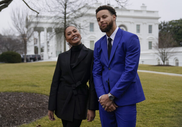 パリ五輪で金メダルを獲得したNBAスターのカリーと妻のアイーシャさん。決勝戦の観戦後に地元警察とトラブった（写真・AP/アフロ）