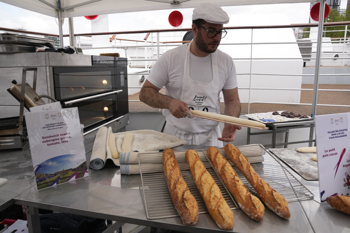 大会前に公開されていた選手村の食事。焼きたてのフランスパンは美味しそうだったが…（写真・AP/アフロ）