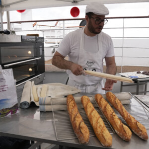 大会前に公開されていた選手村の食事。焼きたてのフランスパンは美味しそうだったが…（写真・AP/アフロ）