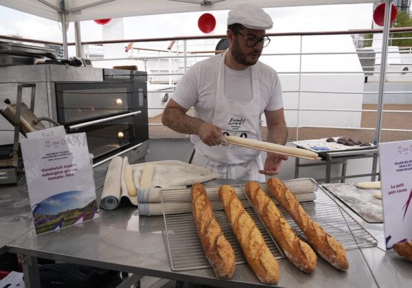 大会前に公開されていた選手村の食事。焼きたてのフランスパンは美味しそうだったが…（写真・AP/アフロ）