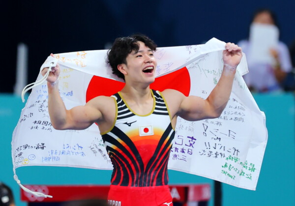 20歳の岡慎之助が初出場の五輪で個人総合金メダルを獲得した（写真：西村尚己/アフロスポーツ）