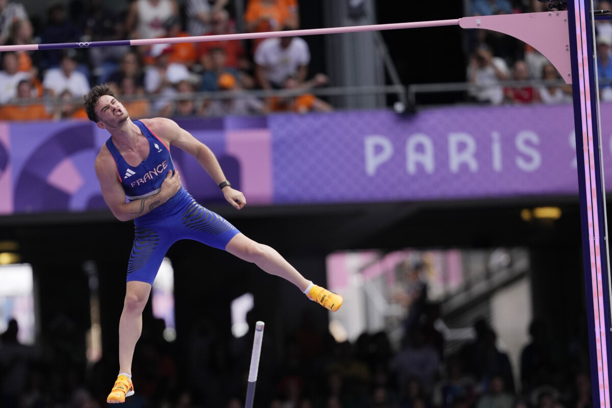 パリ五輪の棒高跳びの予選でフランスのアンソニー・アミラティの股間の“アレ”引っかかってバーを落とした映像がSNSで世界に拡散（写真・AP/アフロ）