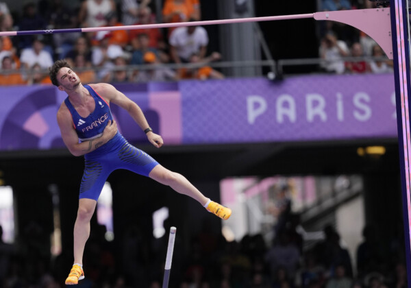 パリ五輪の棒高跳びの予選でフランスのアンソニー・アミラティの股間の“アレ”引っかかってバーを落とした映像がSNSで世界に拡散（写真・AP/アフロ）