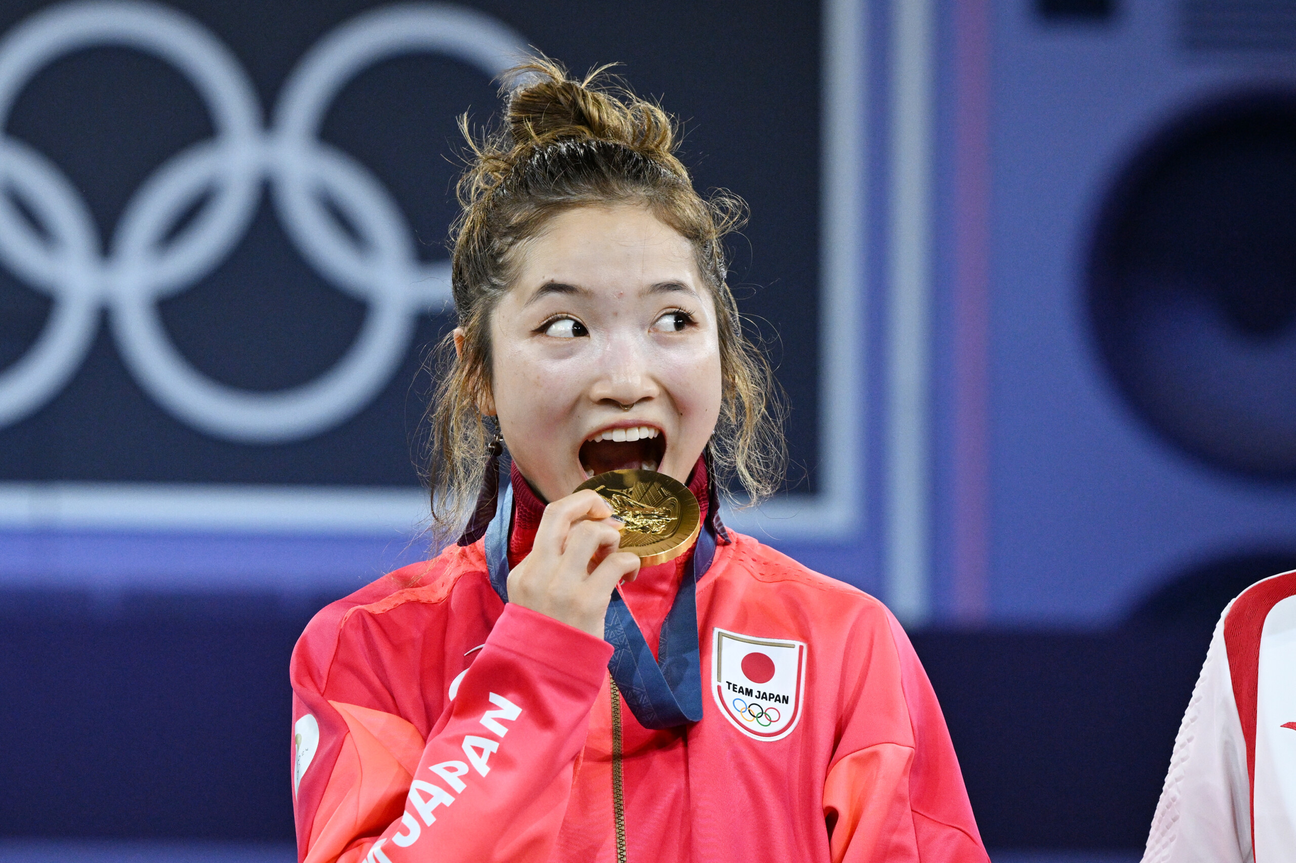 なぜパリ五輪のメダリストたちは授与式でメダルを噛んだのか…素朴な 