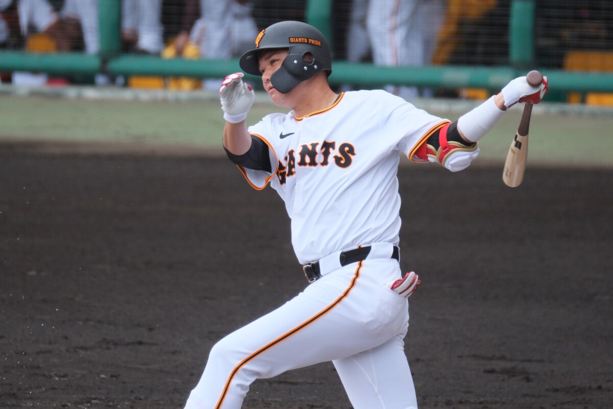 前日にブレーキとなりスタメンを外された坂本勇人が代打で決勝打。バットを短く持ちノーステップ打法に変えていた（資料写真・黒田史夫）