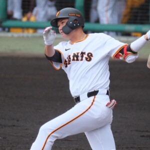 前日にブレーキとなりスタメンを外された坂本勇人が代打で決勝打。バットを短く持ちノーステップ打法に変えていた（資料写真・黒田史夫）