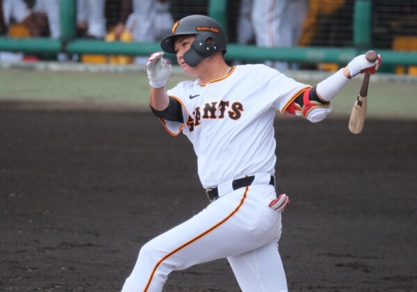 前日にブレーキとなりスタメンを外された坂本勇人が代打で決勝打。バットを短く持ちノーステップ打法に変えていた（資料写真・黒田史夫）