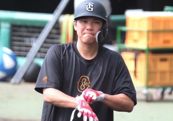 前日の大ブレーキでスタメンを外された坂本勇人が代打で決勝打。巨人のマジックは4となった（資料写真・黒田史夫）