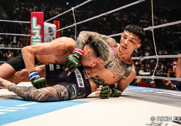 萩原京平（右）が高木凌に1本負けを喫した（写真・RIZIN FF)