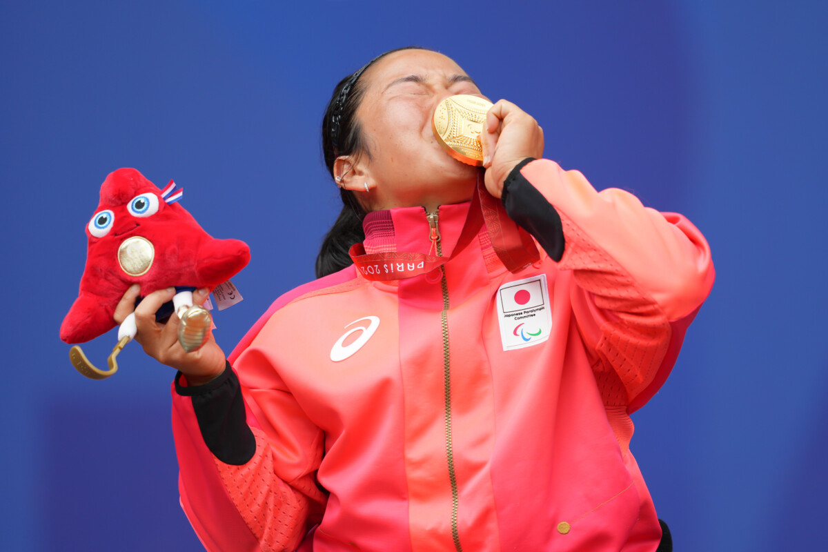 パリパラリンピックの女子車いすテニスシングルスで上地結衣が同種目で日本人初の金メダルを獲得した（写真・アフロスポーツ）