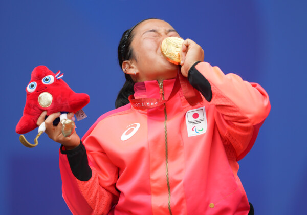 パリパラリンピックの女子車いすテニスシングルスで上地結衣が同種目で日本人初の金メダルを獲得した（写真・アフロスポーツ）