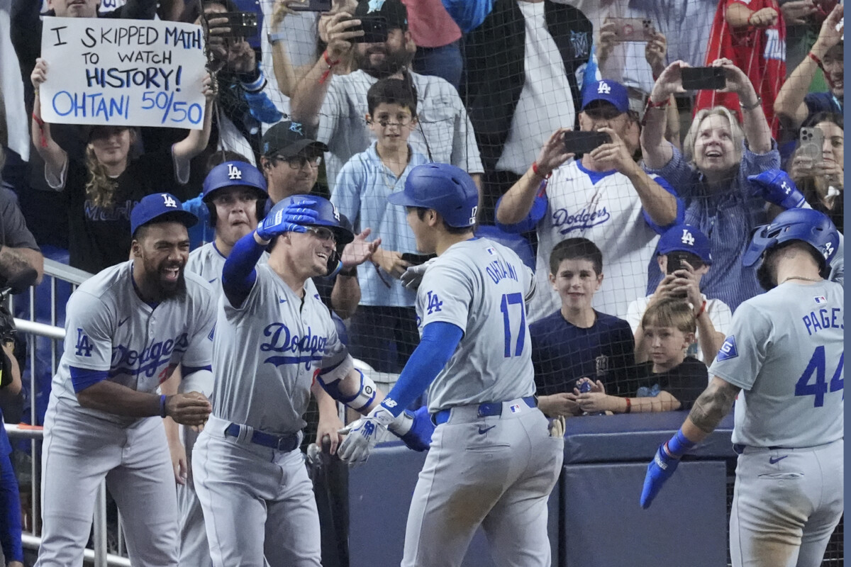 大谷の50号をドジャースのチームメイトがベンチで祝福した（写真・AP/アフロ）