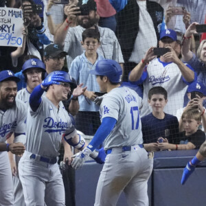 大谷の50号をドジャースのチームメイトがベンチで祝福した（写真・AP/アフロ）