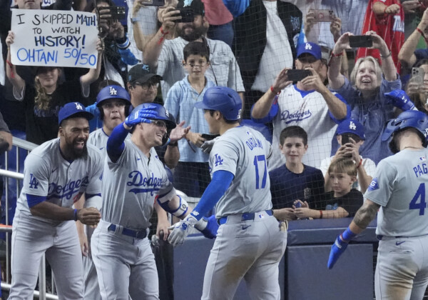 大谷の50号をドジャースのチームメイトがベンチで祝福した（写真・AP/アフロ）