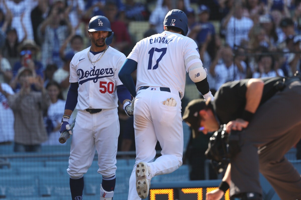 9回に大谷の同点53号を出迎えたベッツ（左）が直後にサヨナラ19号を放つ（写真：USA TODAY Sports/ロイター/アフロ）