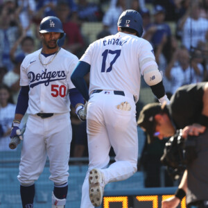 9回に大谷の同点53号を出迎えたベッツ（左）が直後にサヨナラ19号を放つ（写真：USA TODAY Sports/ロイター/アフロ）