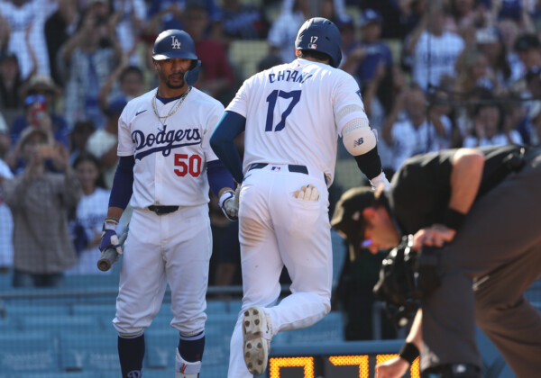 9回に大谷の同点53号を出迎えたベッツ（左）が直後にサヨナラ19号を放つ（写真：USA TODAY Sports/ロイター/アフロ）