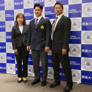 4球団が競合して中日が交渉権を獲得した関大の左腕の金丸夢斗。両親と共に記念撮影