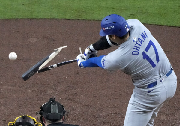 大谷はバットを折りながらも中前打を放ちヘルナンデスの満塁弾を演出した（写真・AP/アフロ）