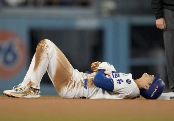 大谷は盗塁を試みた際に左肩亜脱臼を負い悶絶（写真・AP/アフロ）