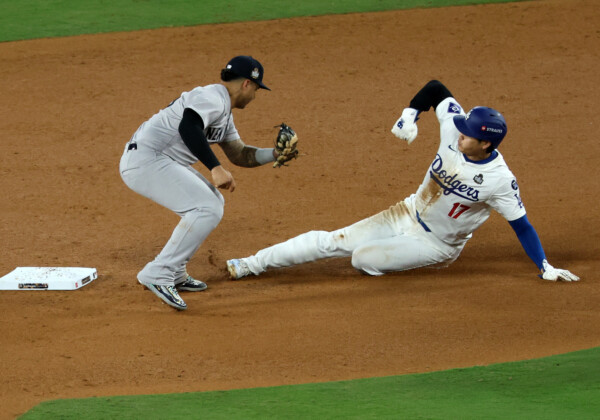 この左手を着き、勢いで引っ張られていく際に亜脱臼したと見られる（写真：USA TODAY Sports/ロイター/アフロ）